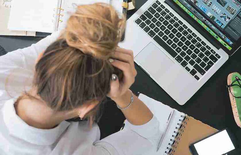 mujer trabajando con una notebook controlando sus emociones