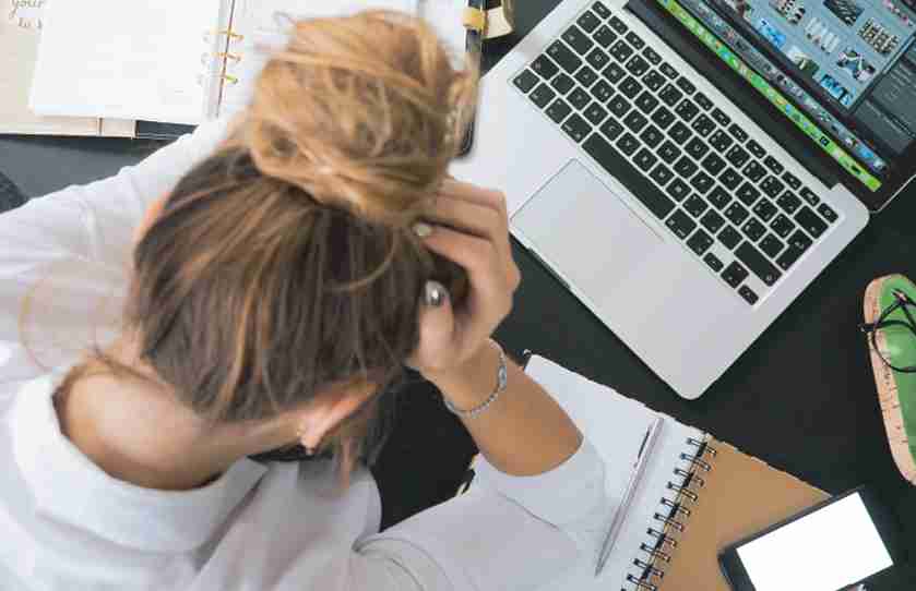 mujer trabajando con una notebook controlando sus emociones