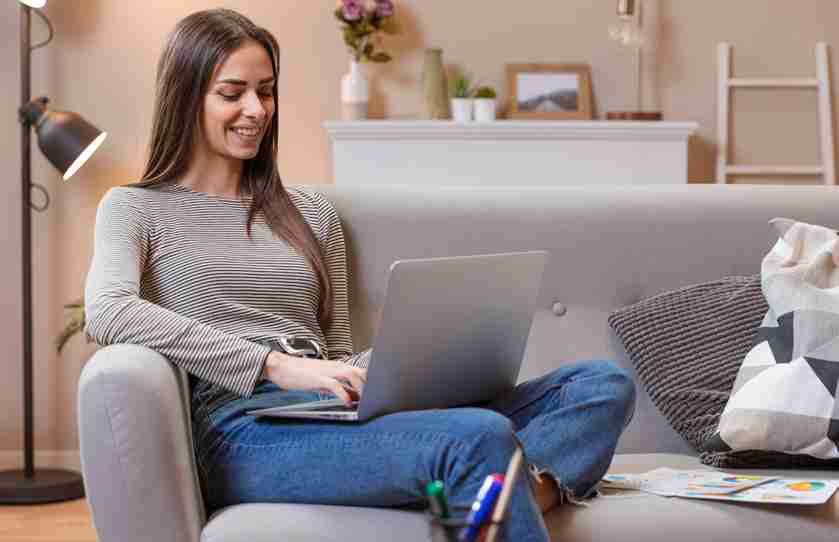Mujer teletrabajando contratada por Affinity R&S