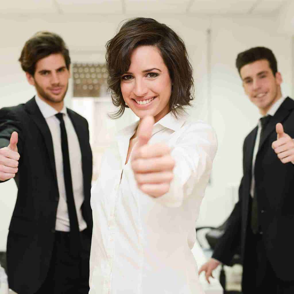 Equipo satisfecho con una agencia de reclutamiento