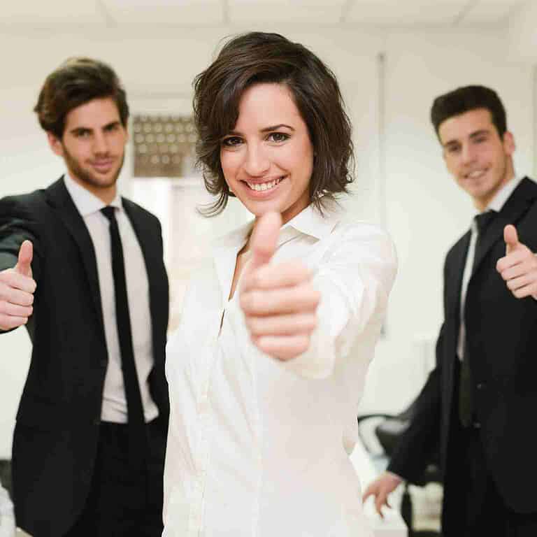 Equipo satisfecho con una agencia de reclutamiento