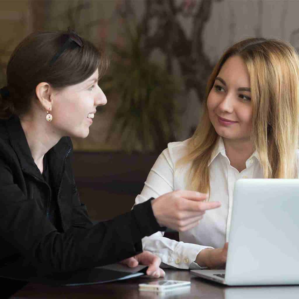 Entrevista laboral entre reclutadora y candidata
